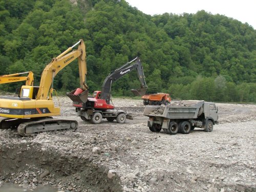 (2009.05.21) Незаконная добыча гравия в русле реки Шахе (г.Сочи)